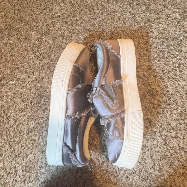 Sam Edelman Women 7.5M‎ Mauve Grey Satin Frayed Edge Slip On Platform Sneakers - Image 3