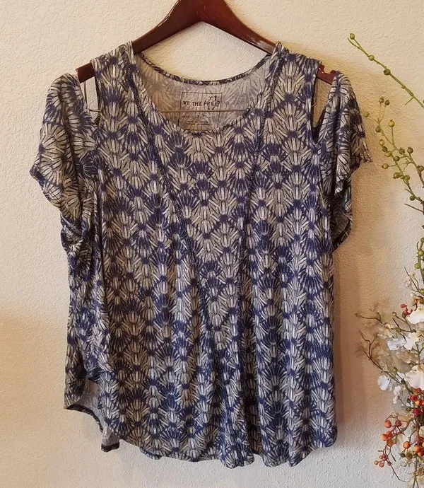 🌻We The Free cold shoulder top Small - Image 5