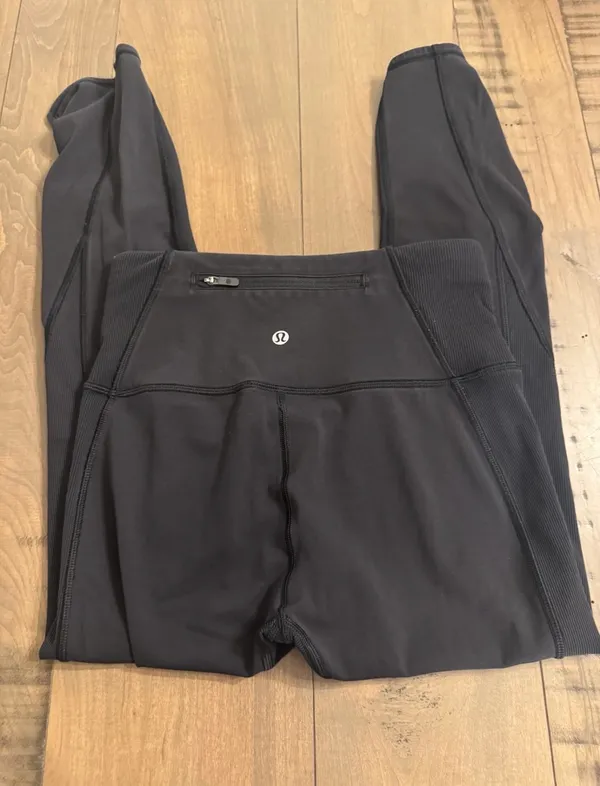 Lululemon Size 4 Black Leggings Ruched Bottom - Image 3