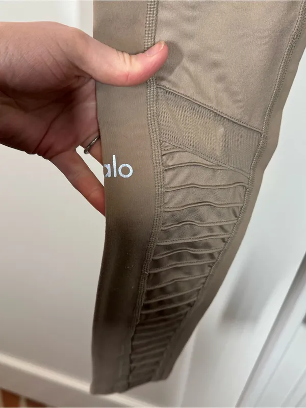 ALO YOGA MOTO LEGGING‎ neutral Gravel taupe size xs - Image 7