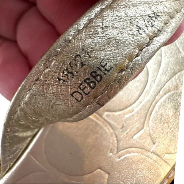Coach Gold Leather Thong Sandals Signature Logo Flip Flops Size 8.5 - Image 7