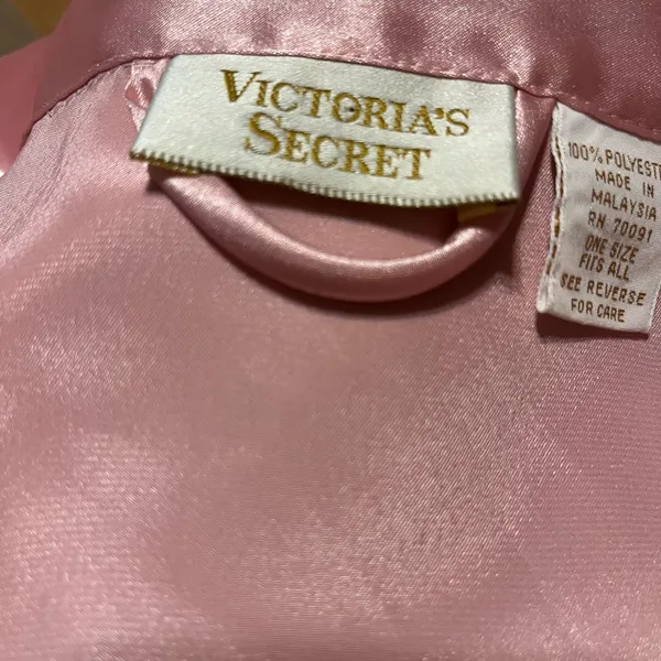 Vintage Victoria's Secret silky satin robe in beautiful pale pink. - Image 3