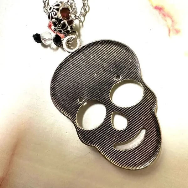 Silver tone skull pendant necklace - Image 4