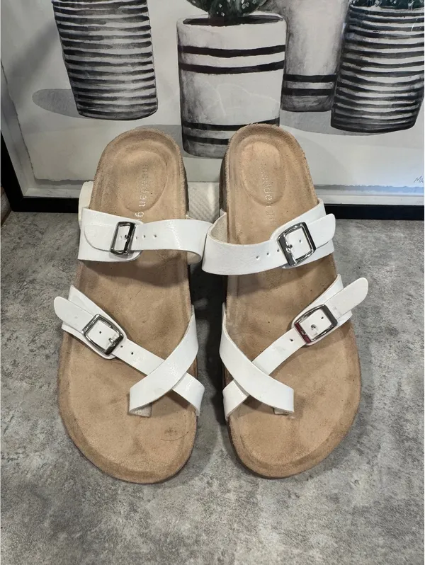Madden Girl Bryceee Sandal White Criss-Cross Toe Straps Women's Size 9 - Image 2