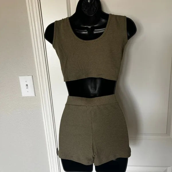 NEW Amable Women's Olive Green Set Medium - Image 2