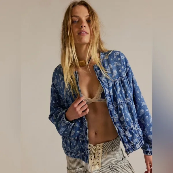 Free People We The Free Layla Printed Denim Jacket in Blue Fog Size Large EUC Worn Once! 💙💙💙 - Image 2