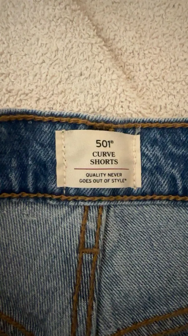 Levi's jean shorts. never worn bought to small. size 23 - Image 3
