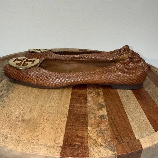 Tory Burch Reva Snake Skin Embossed Ballet Scrunch Flats Logo SZ 8.5 Brown Gold - Image 4