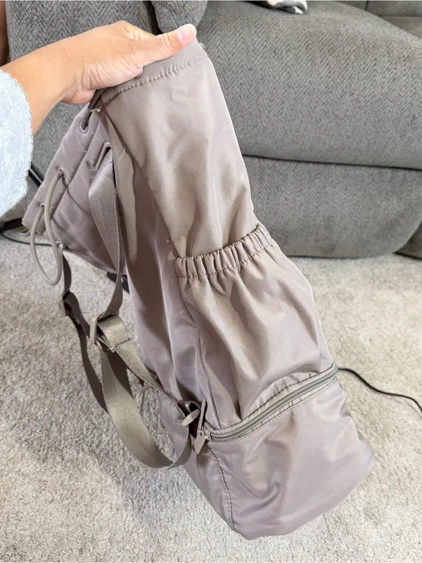 Beyond Yoga Women’s Nylon Convertible Gym Bag Drawstring Cinch Top in Gray - Image 6