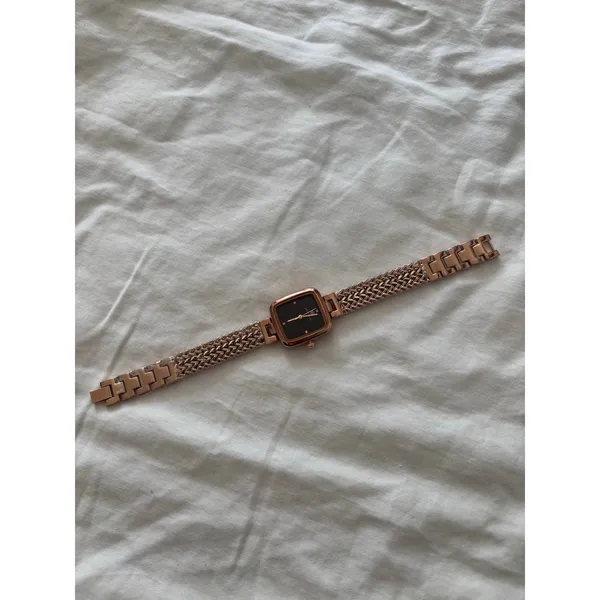 Rose gold watch with black accents - Image 4