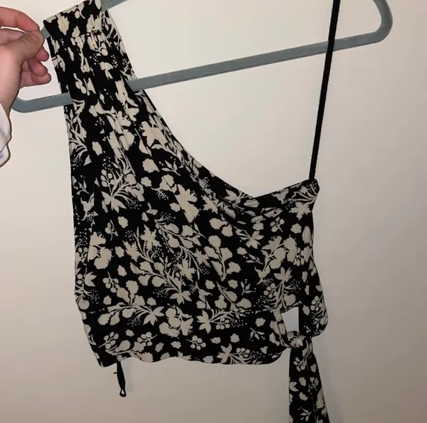one shoulder black and white floral top - Image 2