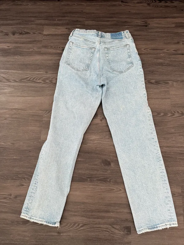 Abercrombie The ’90s Straight Ultra High Rise Light Wash Jeans Size 28/6 - Image 2