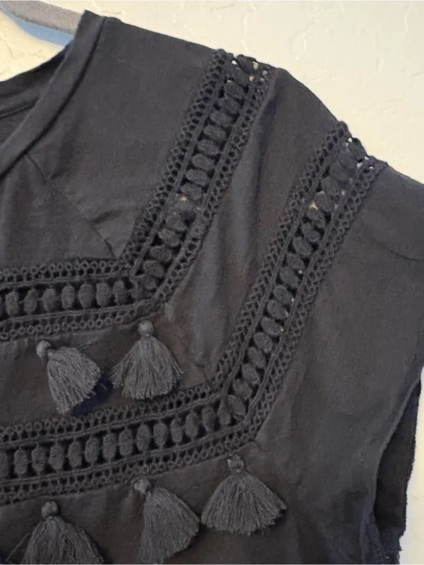 LOFT black short sleeve shirt with crochet and fringe tassel details size medium - Image 10