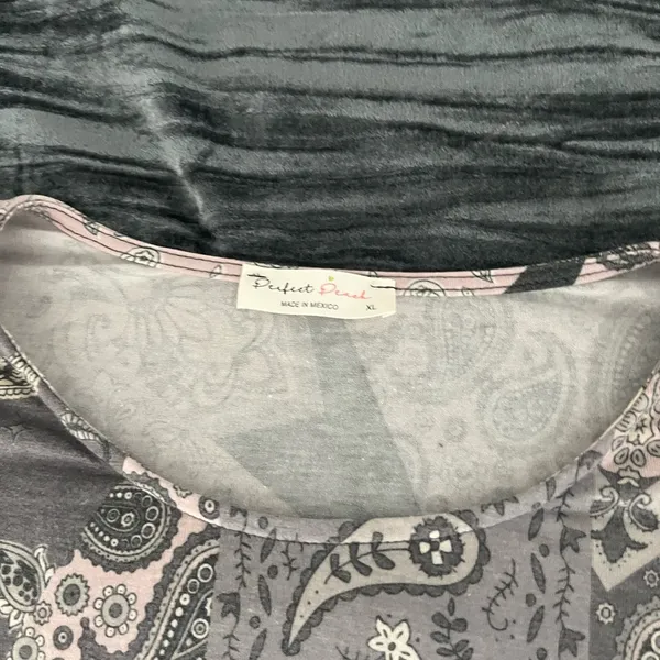 Patterned Gray and Pink Women's Top Size XL - Image 2