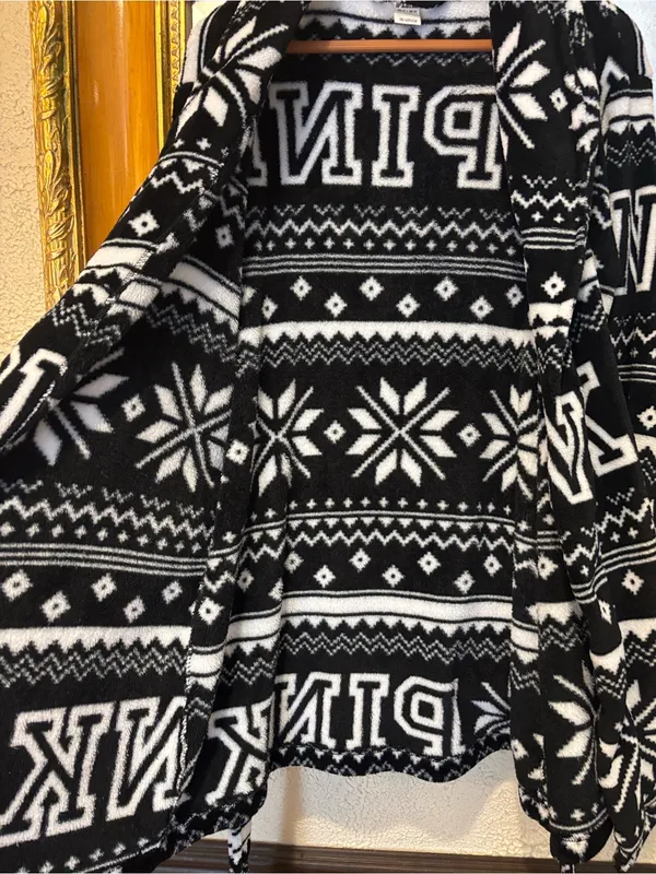 PINK Victoria’s Secret Black & White Snowflake Fleece Robe - Size XS/S - Image 5