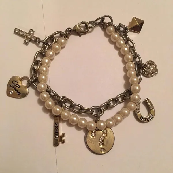 Costume Jewelry Bracelet Faux Pearl Signed Guess - Image 2