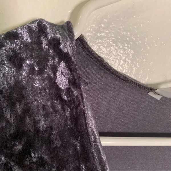 Molly & Erica Women's Crushed Velvet Dress Midi V-Neck‎ Short Sleeve Gray Purple - Image 5