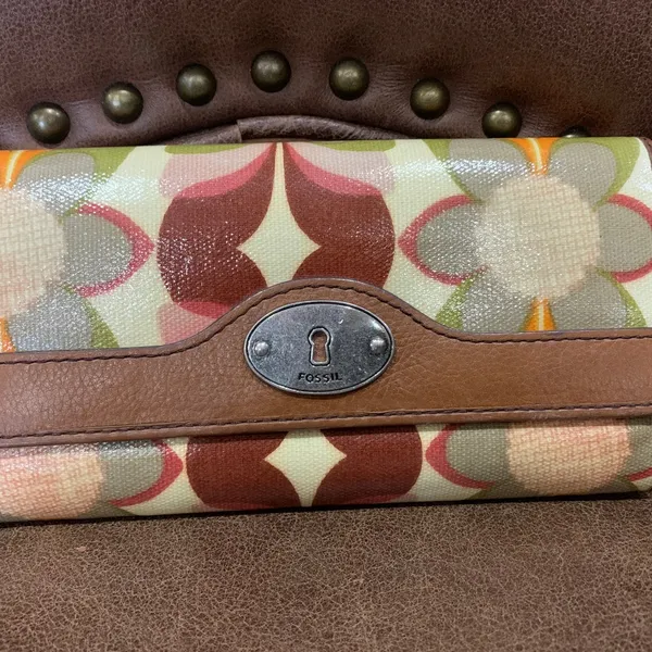 Fossil key-per floral wristlet. In excellent condition. - Image 2