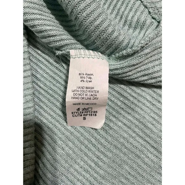 ‎Perfect Peach ribbed Vneck light green sweater small - Image 9
