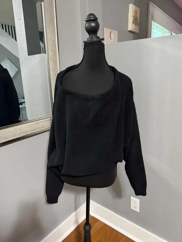 UGG Novalie Slouchy Crop Cozy Soft Cabin-core Sweater Black Size M/L. - Image 3