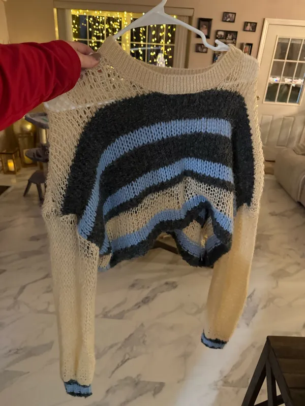 Urban Outfitters Sweater Cropped - Image 2