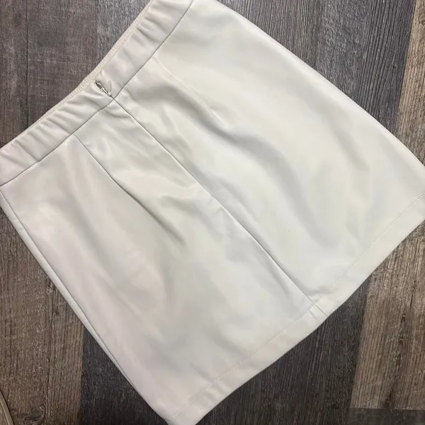 Abercrombie & Fitch size XS White faux leather mini skirt - Image 3