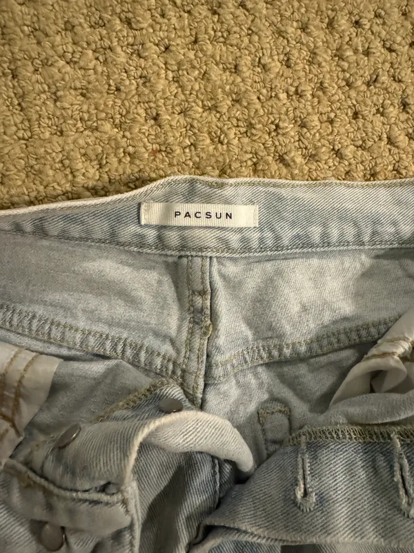 light wash jean shorts - Image 4