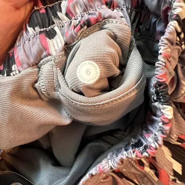 Lululemon Shorts Women 6 Grey Pink Tracker Short V 4 Incognito Camo Running Gym - Image 5