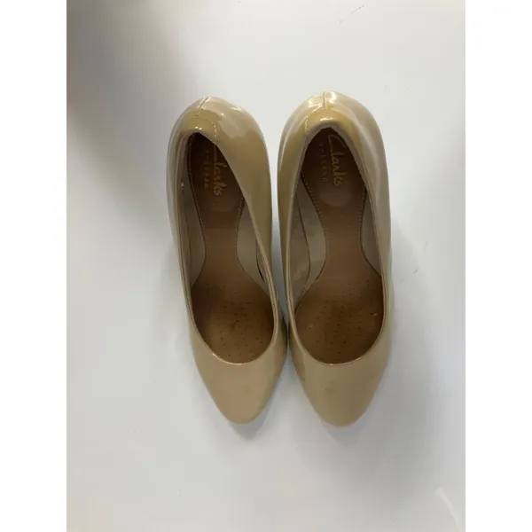 Clarks Artisan‎ Pumps Womens 8.5 Nude Beige Good Patent Leather Round Toe Heel - Image 6