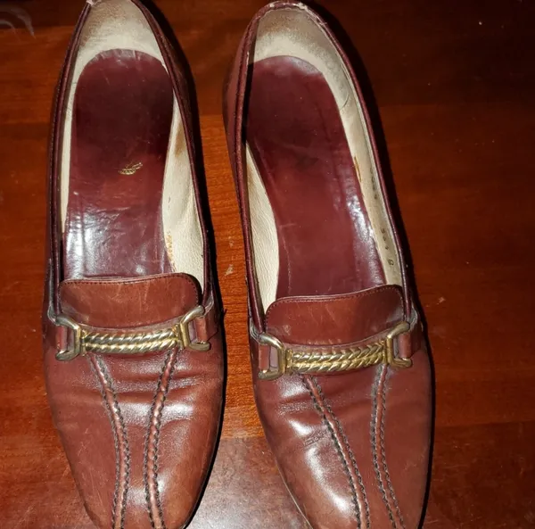 Gucci Heels Are Vintage leather brown in color.. needs a good polish. In great condition no Flaws. - Image 13