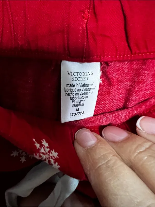 Victoria’s Secret Lipstick Red White Snowflake Short Sleeve Flannel Pajama Set - Image 10