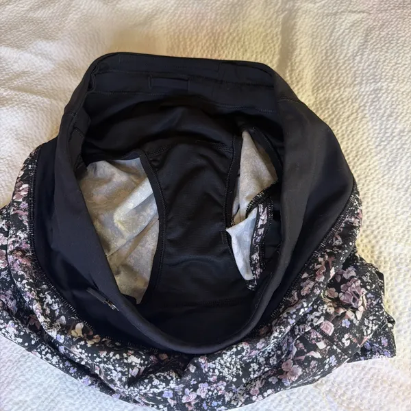 Lululemon Speed Up Shorts in the "Floral Spritz Multi" print Sz4 - Image 5
