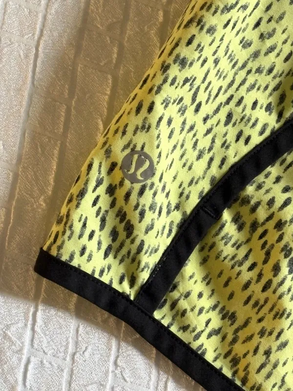 EXCELLENT Lululemon Run Speed Low Rise Shorts Lined Dash Yellow Black 8 - Image 6