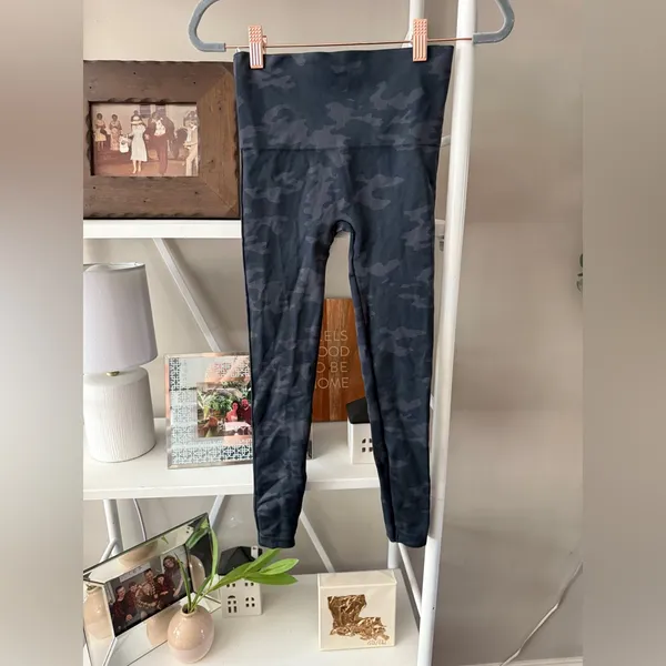 💕 2/$35 💕 NWOT Spanx Booty Boost Active 7/8 Leggings in camo, size XS. - Image 2