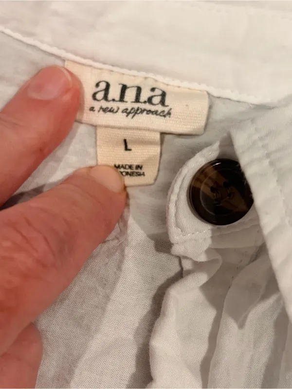 a.n.a White Button-Front Shirt with Tortoiseshell Button - Image 3