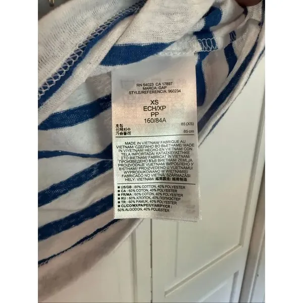 Gap NWT blue and white tshirt size xs - Image 5