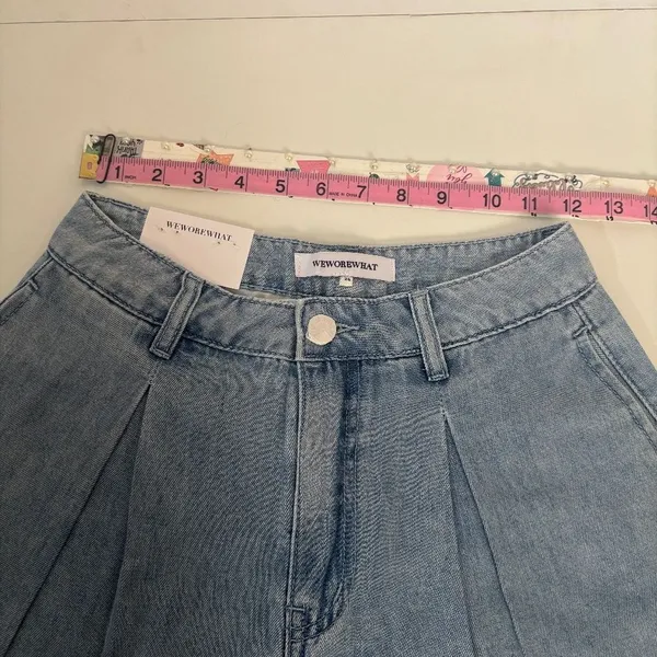 light-wash denim shorts from the brand WeWoreWhat Size 24 - Image 4