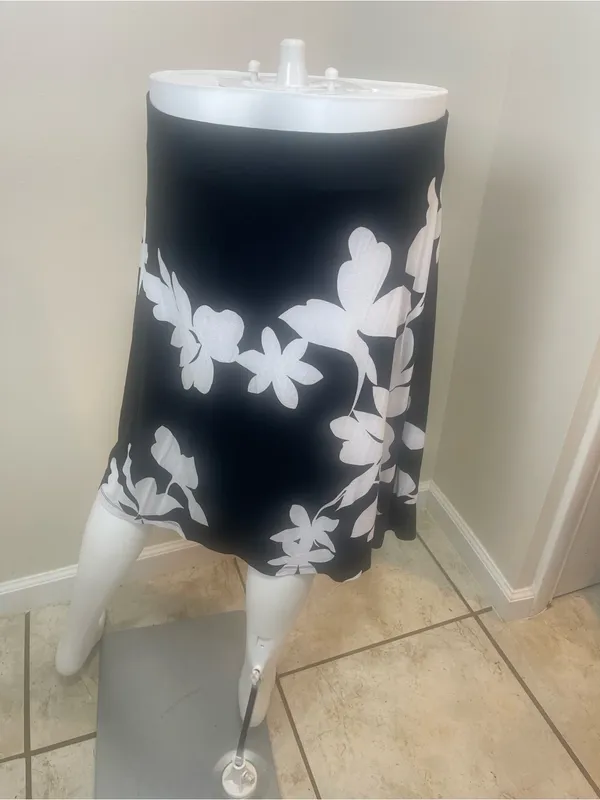 Tommy Bahama Black and White Patterned Top - Image 2