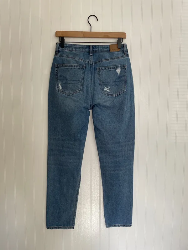 AMERICAN EAGLE AE Ripped Mom Jean Distressed High Rise Size 4 - Image 3