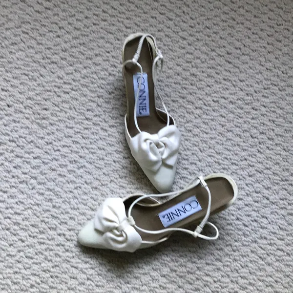 Gorgeous white shoes with bow detail. Mint! 7 1/2. - Image 2
