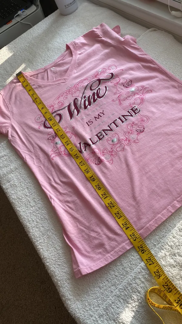 “Wine is my Valentine” T-shirt short sleeve V-neckline hearts/glasses Sz medium - Image 3