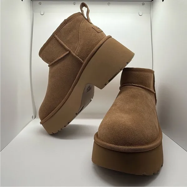 UGG Plush NWOT Women's Chestnut Suede Platform Boots‎ size 8 - Image 3