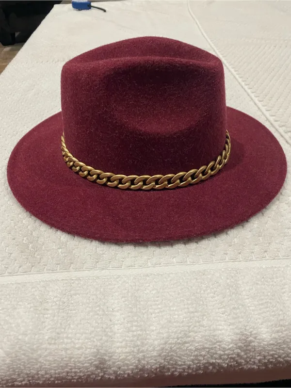 Cherokee Burgundy Felt Fedora with Gold Chain Trimu - Image 2
