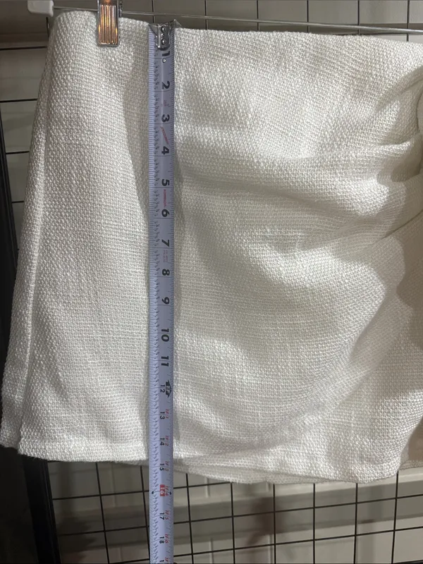 Elegant White Floral Appliqué Mini Skirt - Image 2