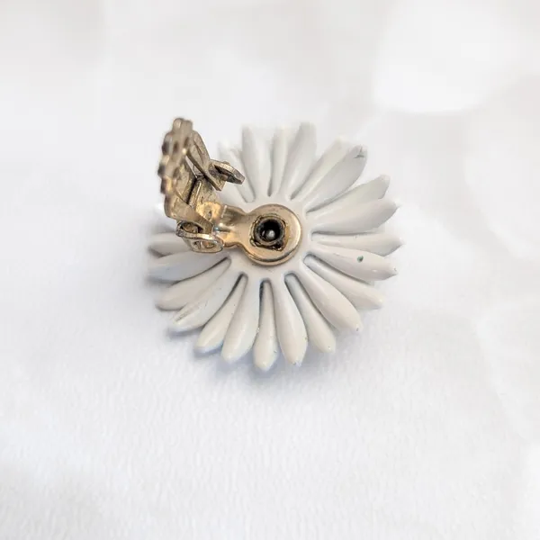 Vintage Clip On Earrings 1" Large Daisy Flower - Floral Whimsical Summer Theme - Image 8