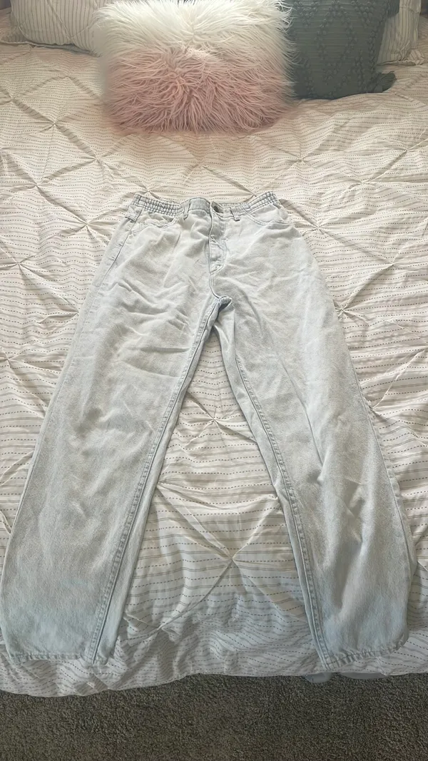 Vintage High-Rise Lee Jeans - Image 3