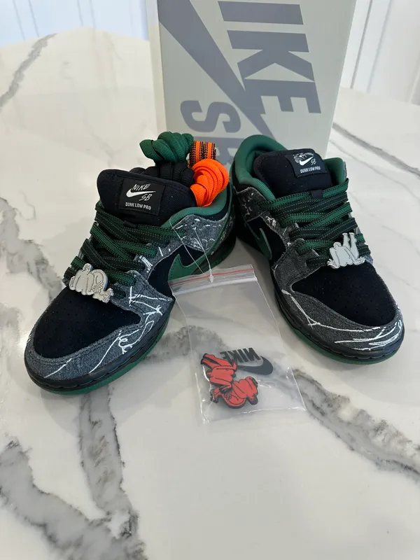 Nike SB Dunk Low Sneakers - Image 3