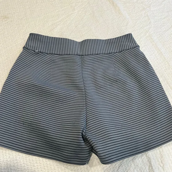 Lululemon Shaped Shorts size 8 women 3” inseam - Image 5