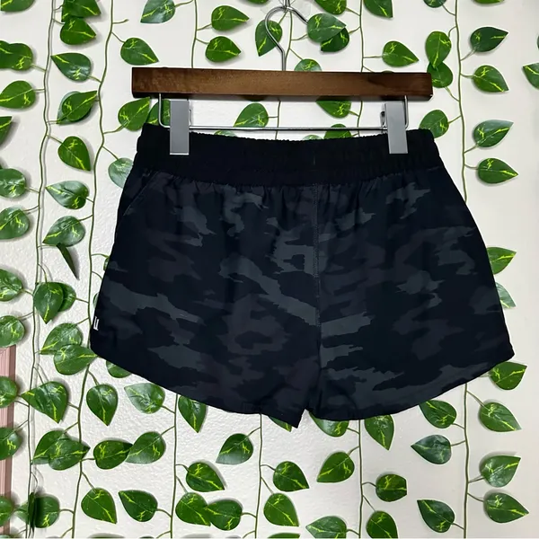 Vuori women’s small black and gray camo shorts running outdoor athletic casual - Image 3