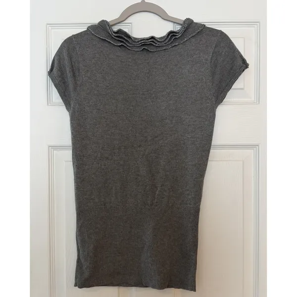 Caché NWT Ruffle Neck SS Sweater Gray Metallic Ribbed Hem‎ Silk Blend Y2K Small - Image 2